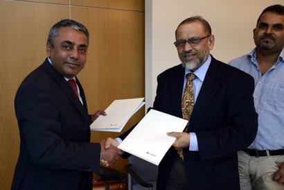 Shibbir Mahmud, chairman of the Swisstex group, and KBA sales manager Bhupinder Sethi (left) signed the contracts for a six-colour Rapida 105 with extensive automation 